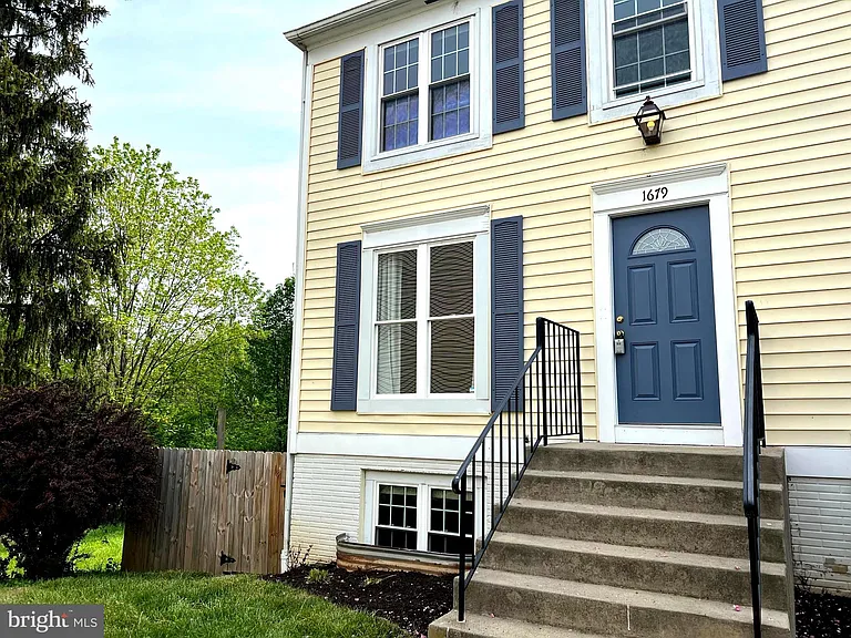 1679 Colonial Way — Photo 1