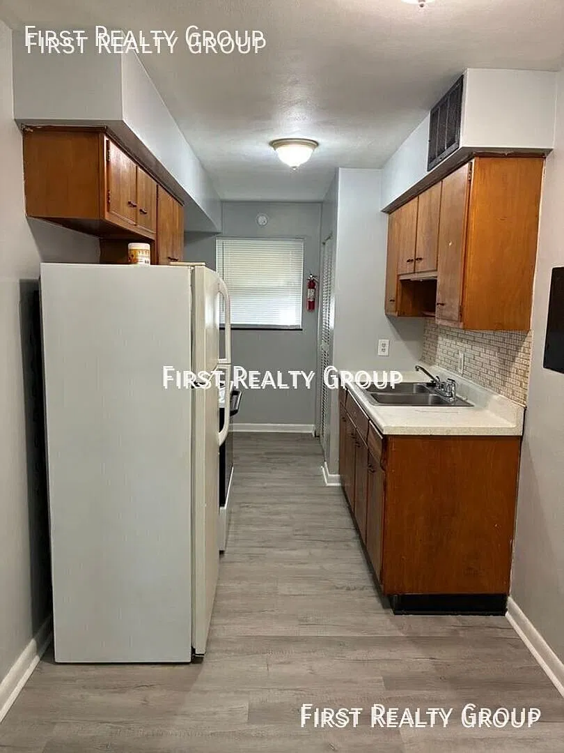 1 Bedroom 1 Bath Garden Walk-up Apartment in Dayton. Move in Ready! — Photo 4