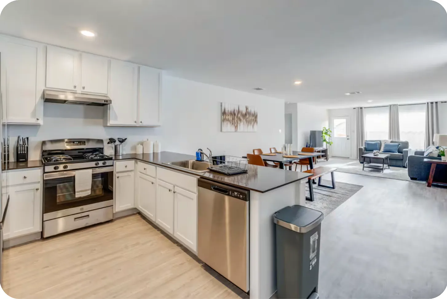 4 bed, 1667 sqft, $4,000 — Photo 2
