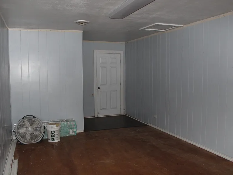 105 Moore Ave — Photo 5