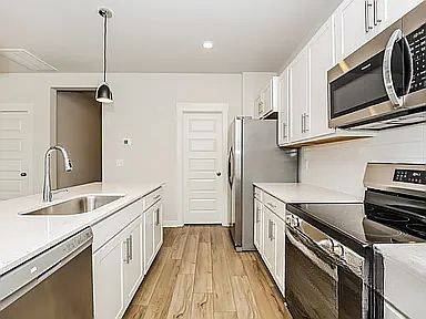 2nd image of 7015 Park Knoll Ln