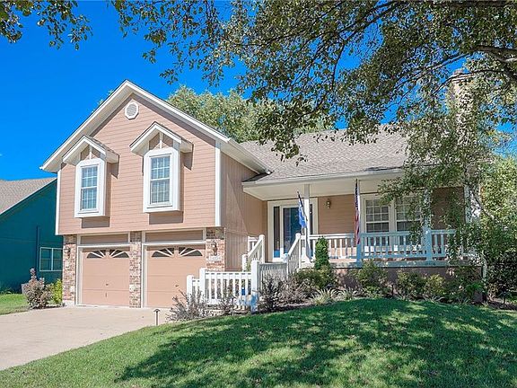 2nd image of 1404 NE Oakwood Dr
