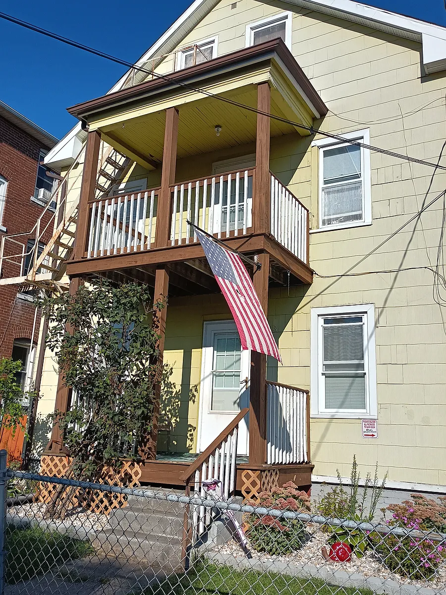 Front of house - 213 Bond St #2