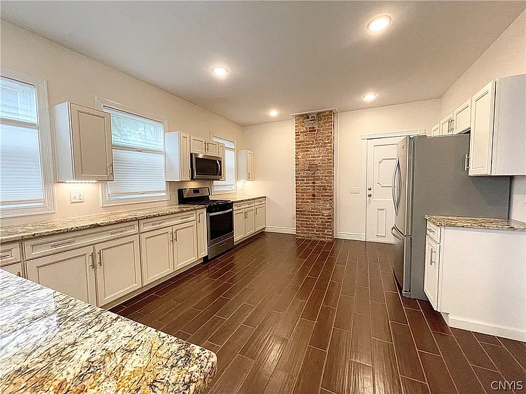 365 Green St — Photo 4