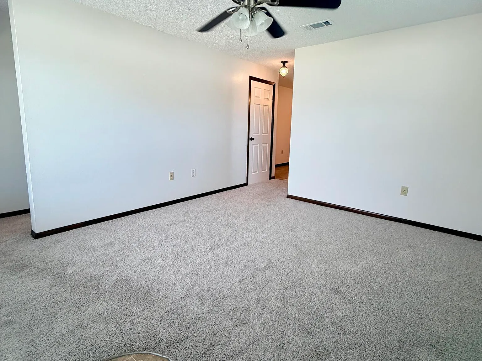 2 bed, 1.5 bath, 1037 sqft, $2,050 — Photo 4