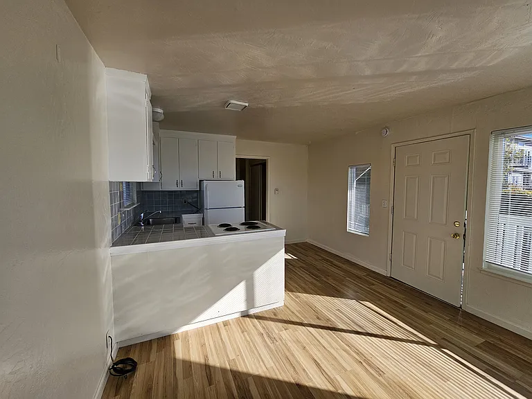 1114 E Cliff Dr #6 — Photo 5
