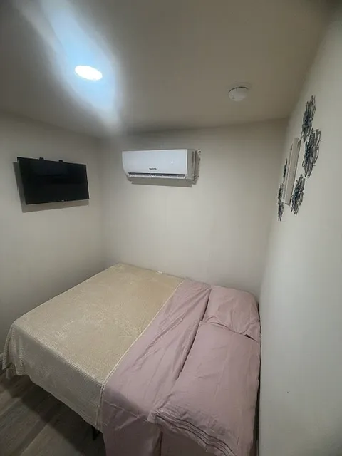 Studio, 160 sqft, $995 — Photo 3