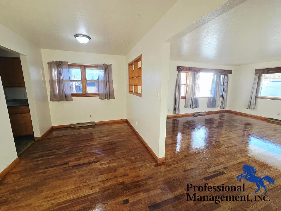 3 bed, 1.0 bath, 1092 sqft, $1,645 — Photo 3