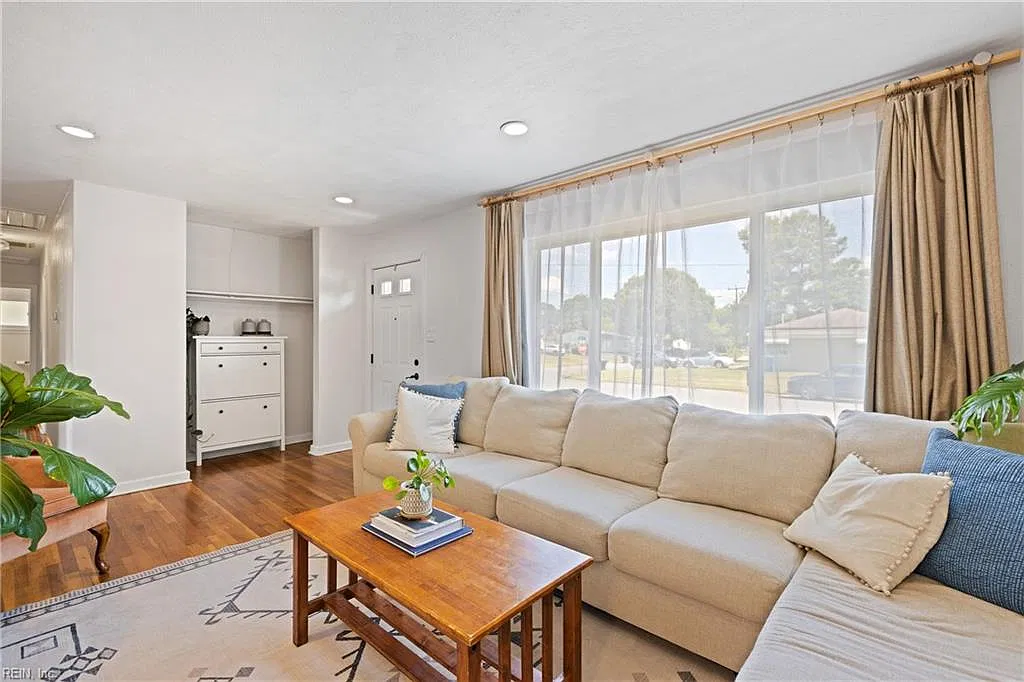 4 bed, 1.5 bath, 1316 sqft, $2,600 — Photo 3