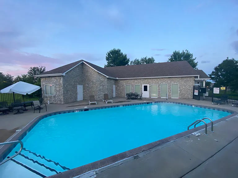 220 SW Chartwell Cir #220 — Photo 16