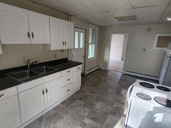 Large kitchen - W/D hookups