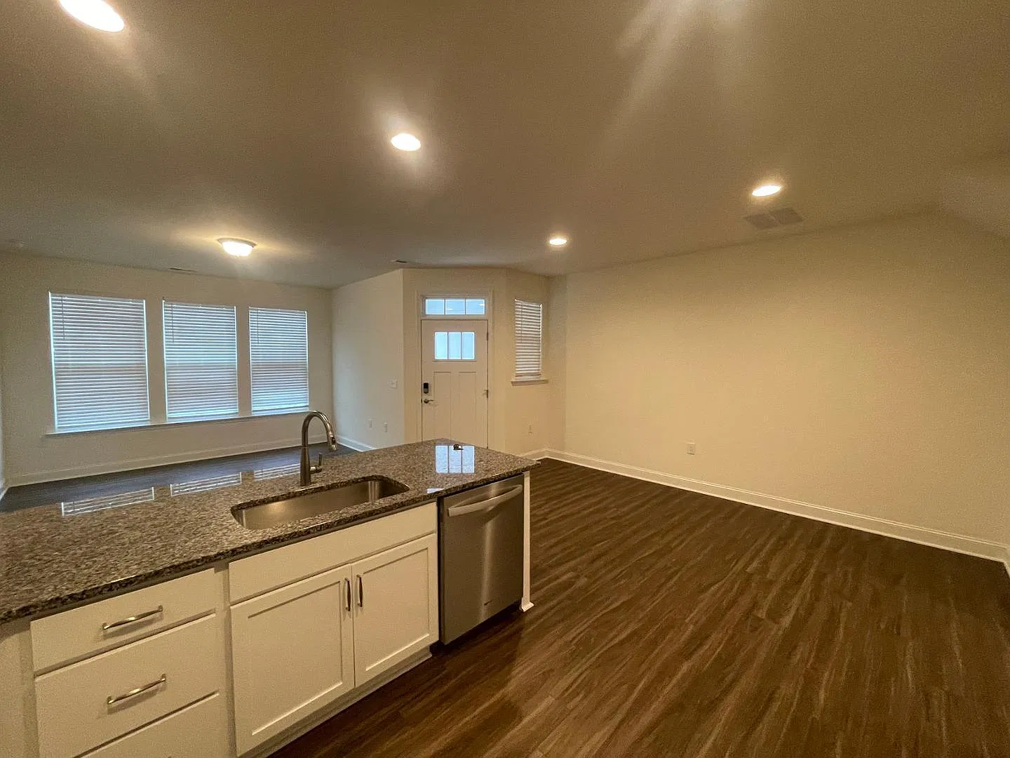 3 bed, 2.5 bath, 1636 sqft, $1,799 — Photo 3