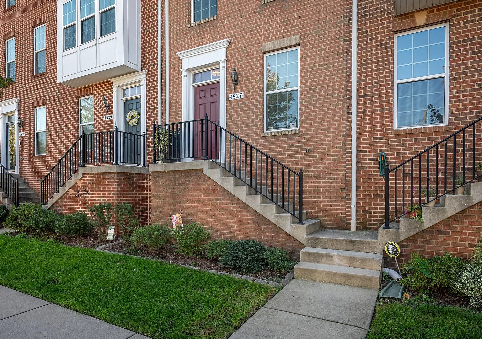 Luxury 3-Bed, 4-Bath Townhouse with Modern Amenities — Photo 4