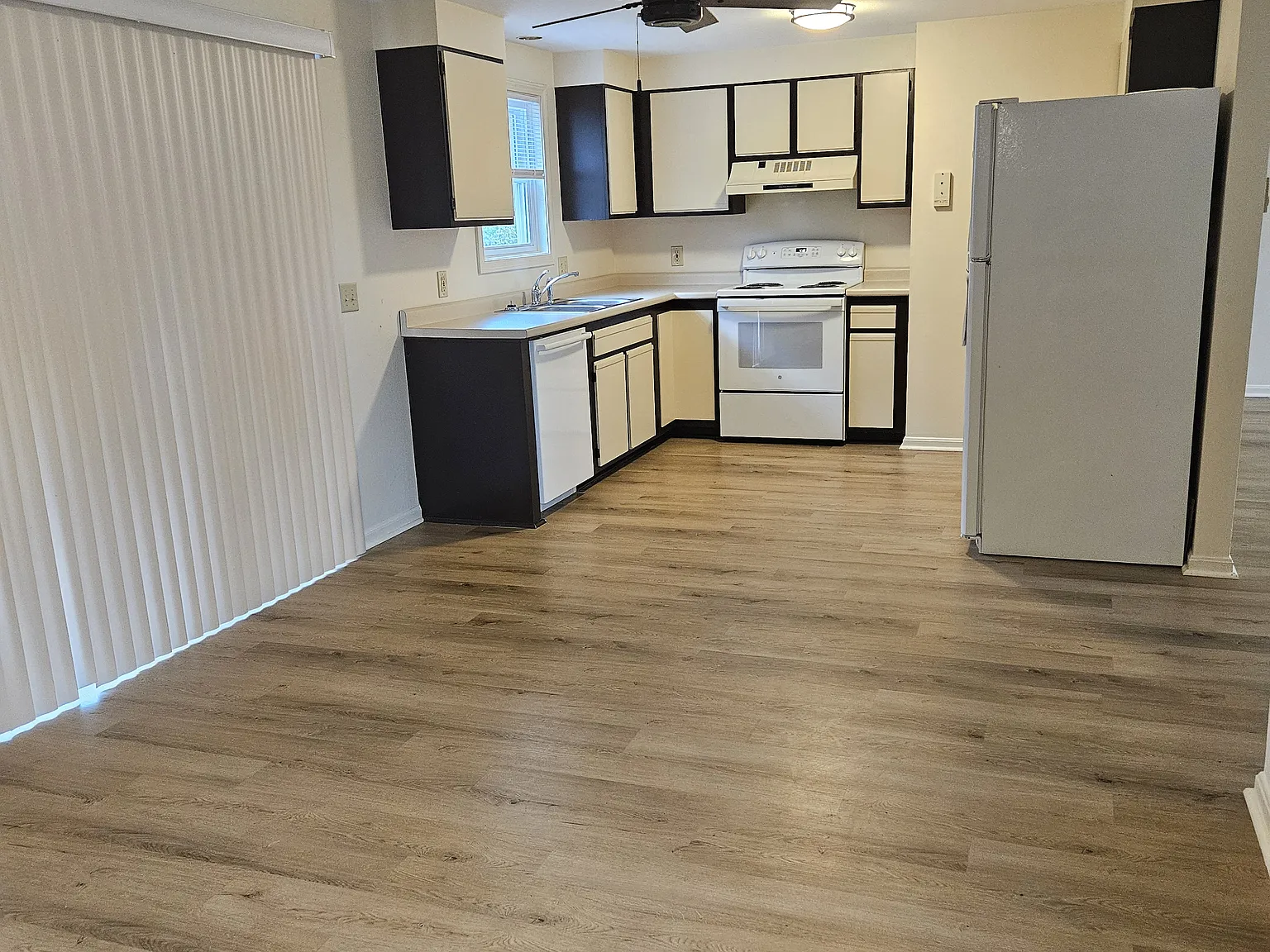 3 bed, 1880 sqft, $3,200 — Photo 3