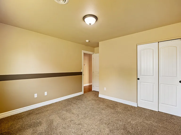 547 S Bayside St — Photo 17