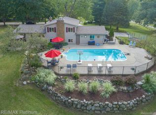 12163 Jeffers Ln, Fenton, MI 48430