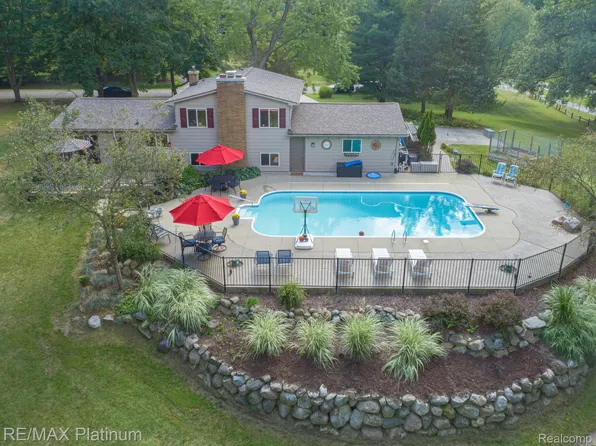 12163 Jeffers Ln, Fenton, MI 48430