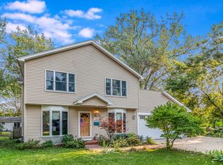 917 Spring Ave, Saint Charles, IL 60174