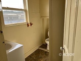 4th image of 305 N 3rd Ave