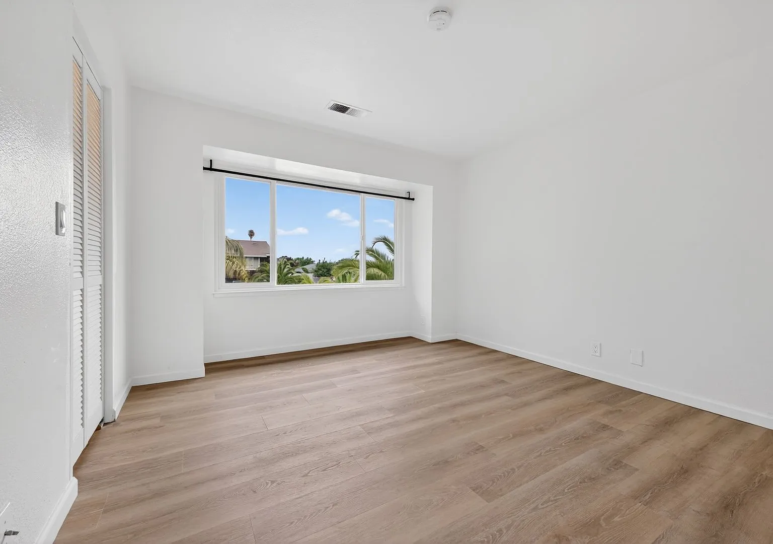 Move-in Special! $500 off the first month's rent on a 1-year lease! Completely Remodeled 2-Bedroo... — Photo 4