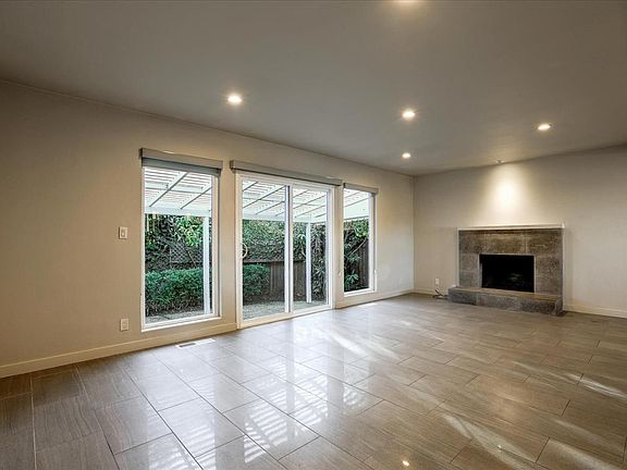 3rd image of 1357 Park Dr #B