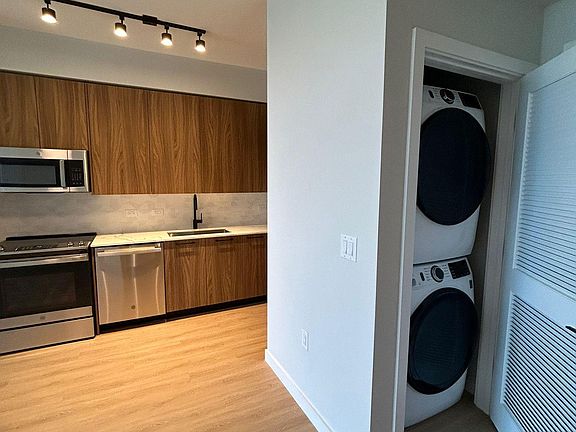 5th image of 1561 NE 110th St #A