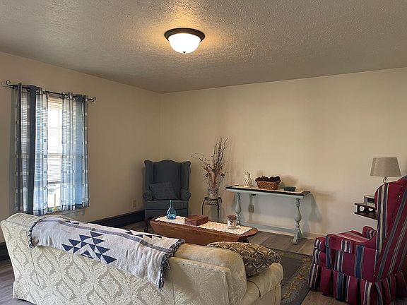 4th image of 420 Valley Dr