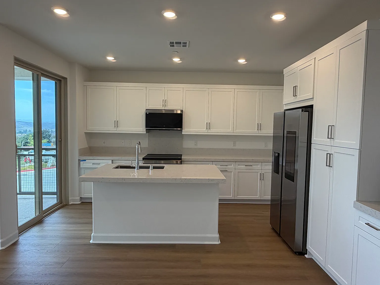 3 bed, 2.5 bath, 1408 sqft, $3,850 — Photo 2