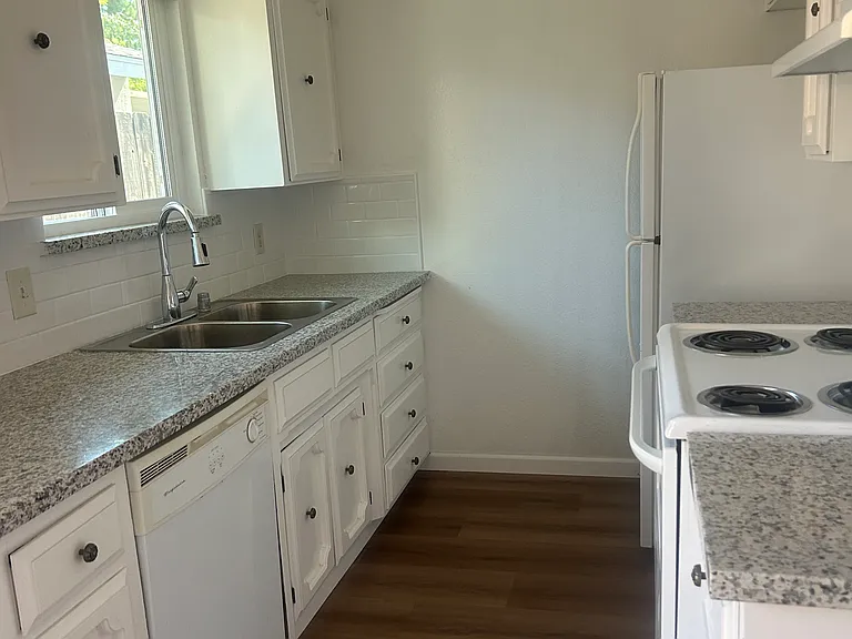 6150 N Fresno St — Photo 2