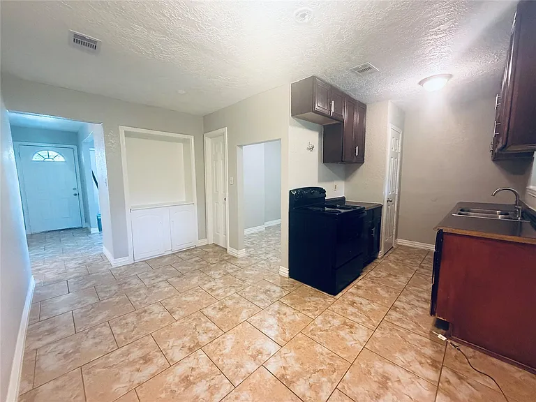 12211 Wessex Dr — Photo 8