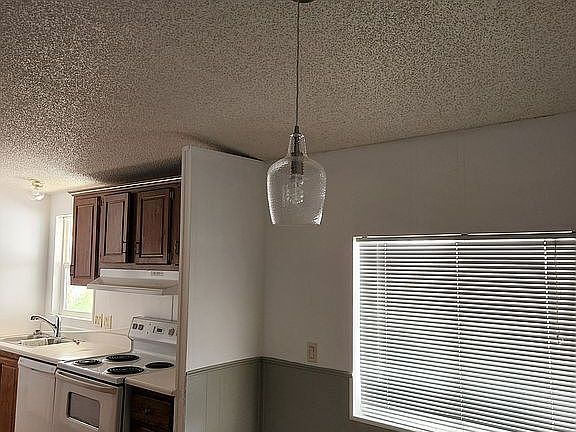 Dining area, view of kitchen