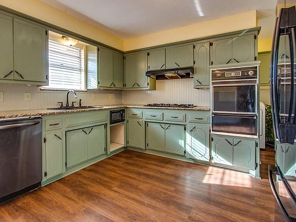 3rd image of 424 SW 63rd Pl