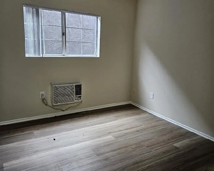 Kling Courtyard Apartments — Photo 16
