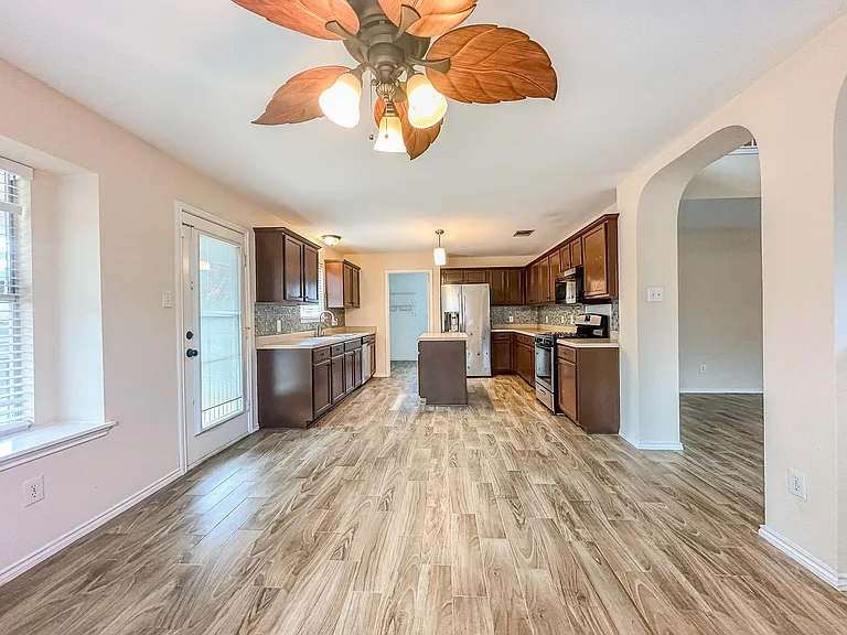 1101 Whitley Dr — Photo 5