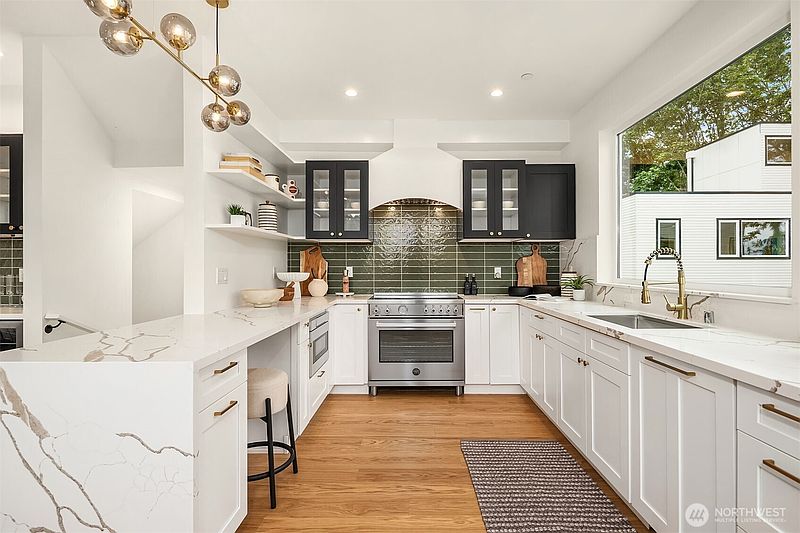 2nd image of 542 W Barrett Street