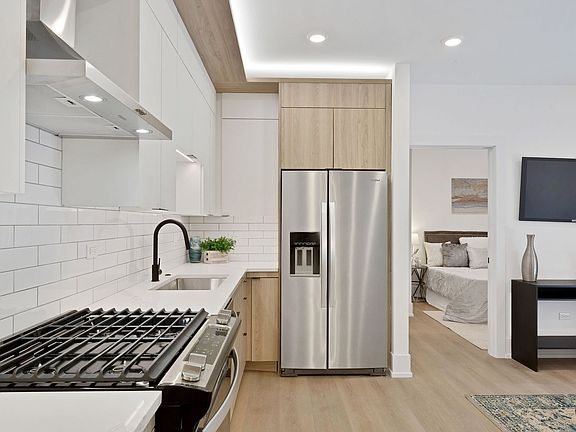 5th image of 1613 W Belmont Ave #3M