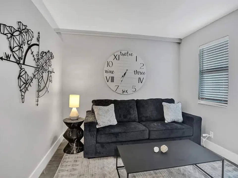 50 Davie Blvd #ID1504017P