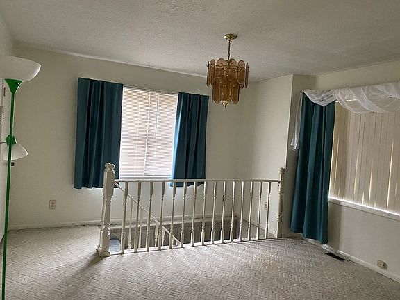 3rd image of 843 Robin Hill Ct