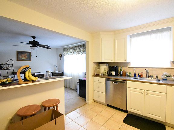 3rd image of 5 Black Oak Dr E #5