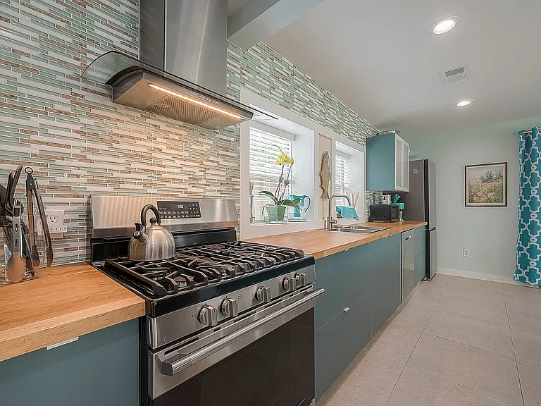 2415 1/2 Rosamond St — Photo 12