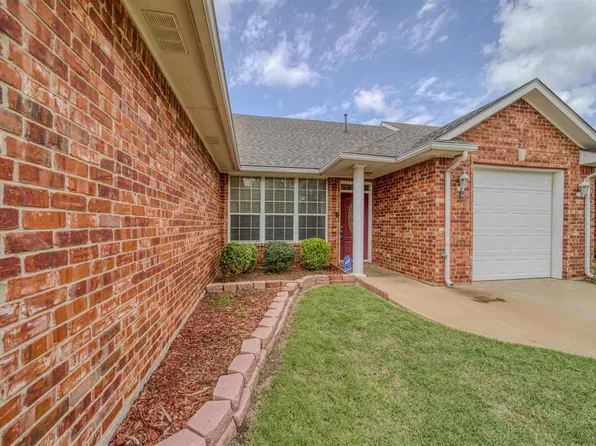2904 NE 9th St, Lawton, OK 73507