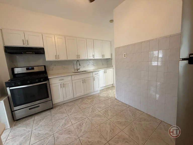 1537 McDonald St #3 — Photo 1
