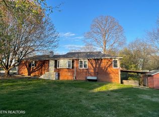 1302 E Walnut Grove Dr, Knoxville, TN 37918
