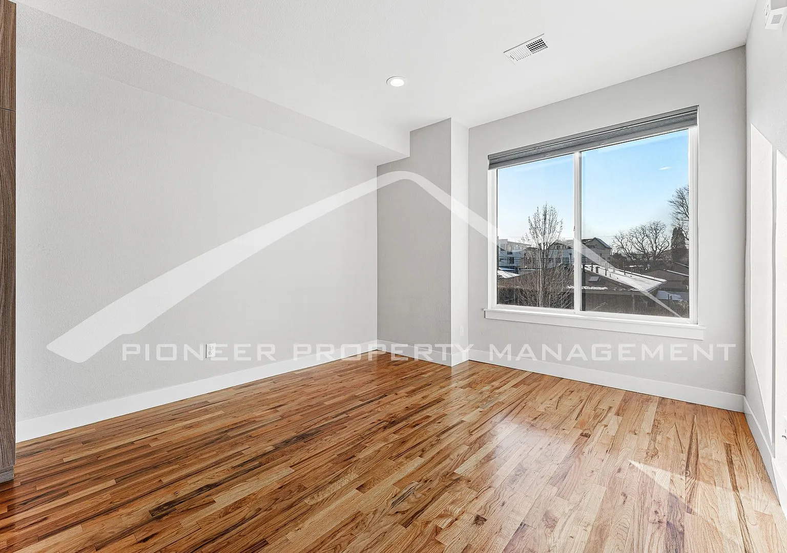 Modern home with 2-Car Attached Garage and Central AC! — Photo 4