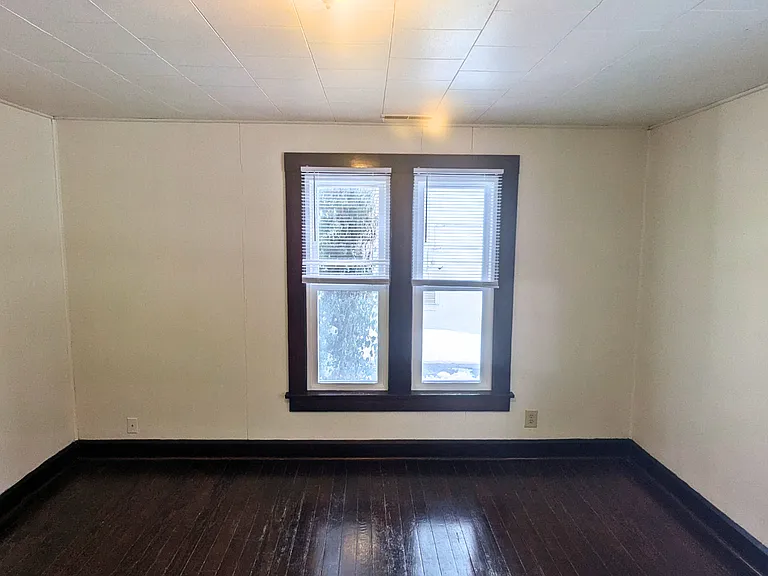 102 E 17th St — Photo 17