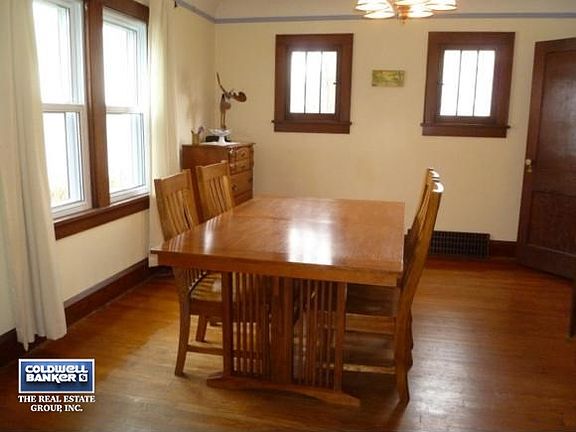 Fml Dining rm w/piano windows