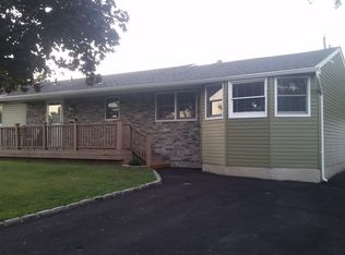 3 Langdon St, Islip, NY 11751