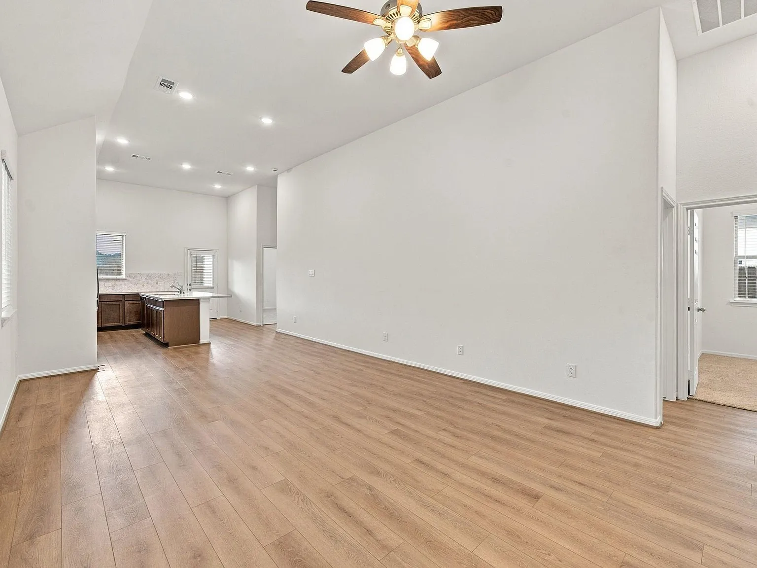 3 bed, 2.0 bath, 1472 sqft, $2,100 — Photo 2