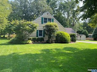 140 Iroquois Ave, Oakland, NJ 07436