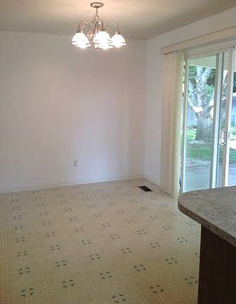 Eating area w/patio access